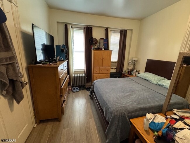 Building Photo - 712 E 27th St