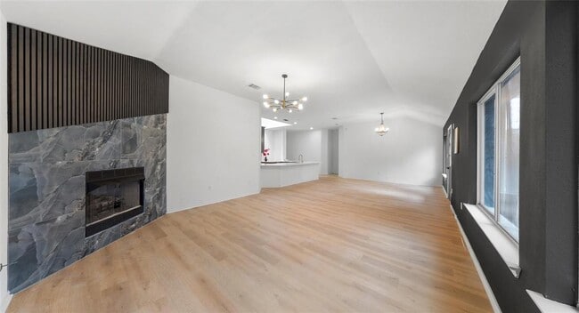 Building Photo - 2527 Crenshaw Dr
