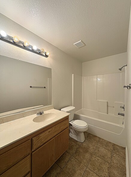 Building Photo - 2706 Ashley Dr