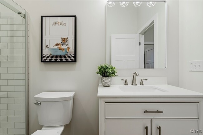 Building Photo - 1104 Main St