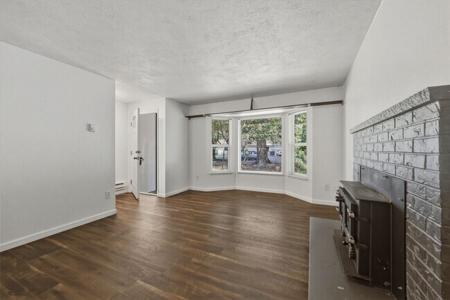 Building Photo - MOVE IN READY NOW! 2 bed 1 ba - Great location! Tumwater School District.