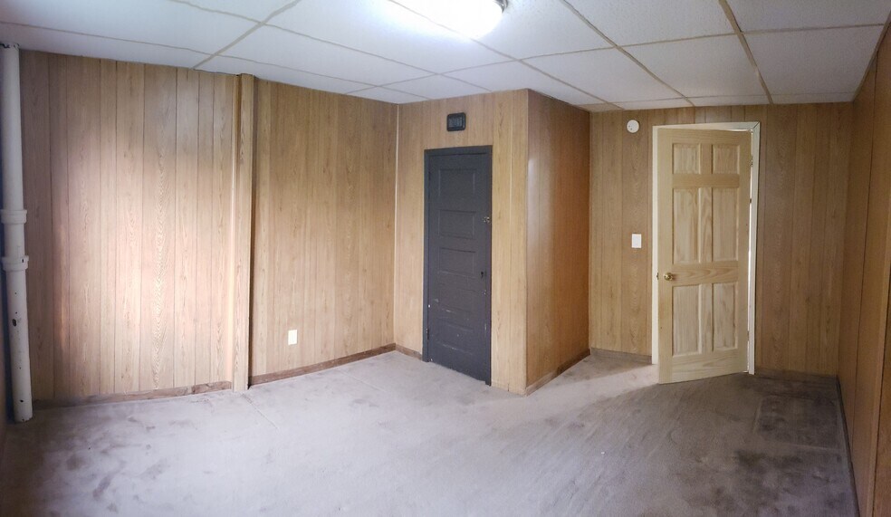 1st floor bedroom - 514 Conley Ave S