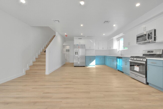 Building Photo - 5850 Vineland Ave