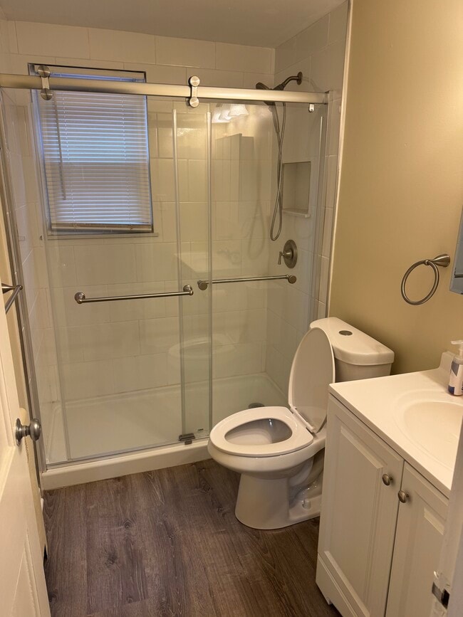 Building Photo - 877 Farmington Ave