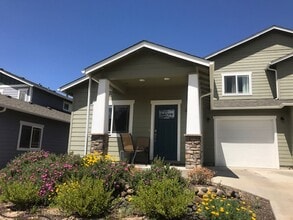 Building Photo - Three bed, two bath Ashland home for rent | Available June