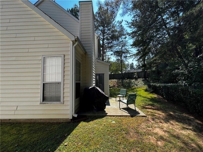 Building Photo - 2027 Crestview Way