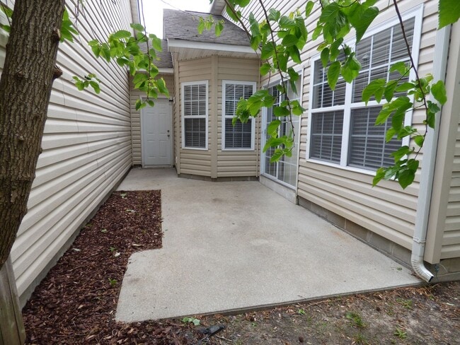Building Photo - WELL MAINTAINED 2 BEDROOM CONDO