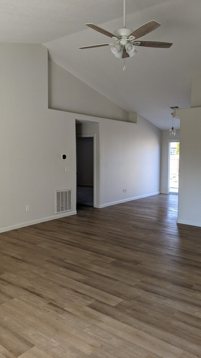 Building Photo - 4 Bed 2 Bath in Boise!