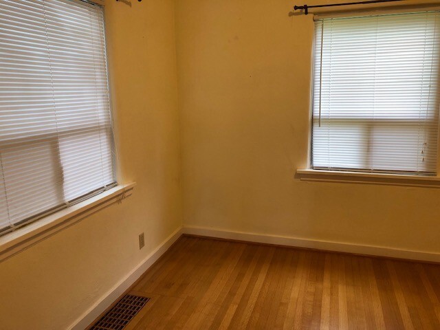 Building Photo - Queen Anne 2 Bed Charmer Near SPU