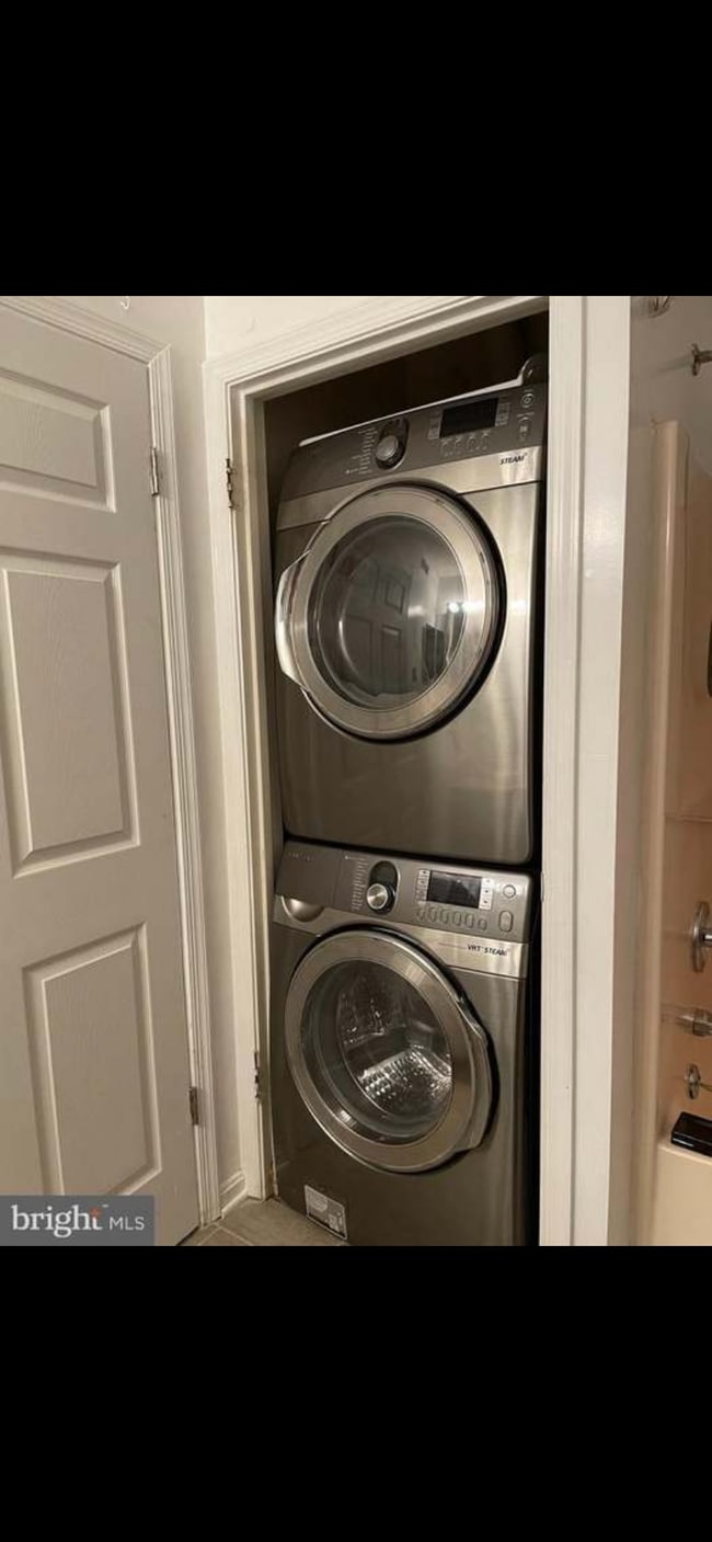 Building Photo - 1204 W