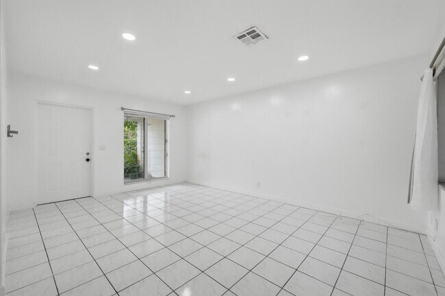 Building Photo - 1201 N Victoria Park Rd