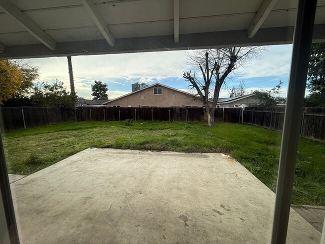 Building Photo - Three Bedroom Two Bathroom Home in Hemet!