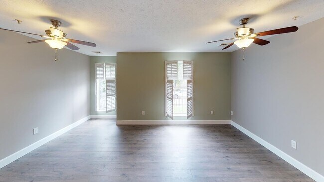 Building Photo - 3BR/2BA Condo Near UTK, Downtown Knoxville...