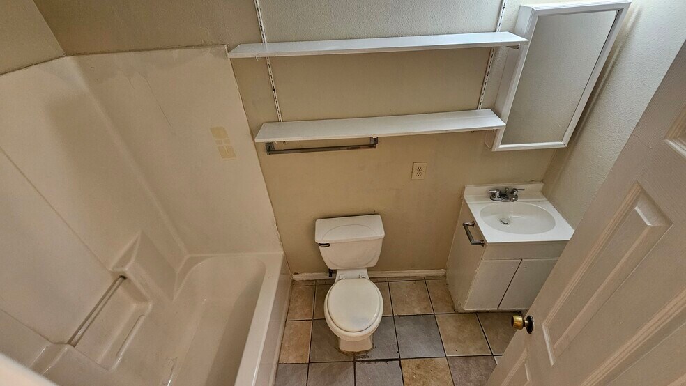 Upstairs bathroom - 7838 New World