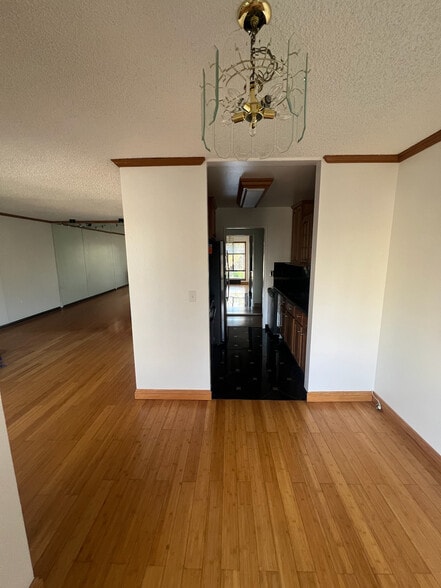 Building Photo - 2 Commodore Dr