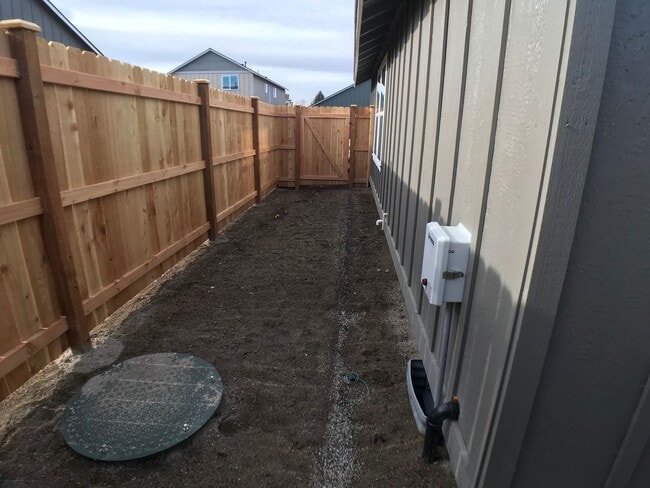 Building Photo - 957 NW Oak Ave