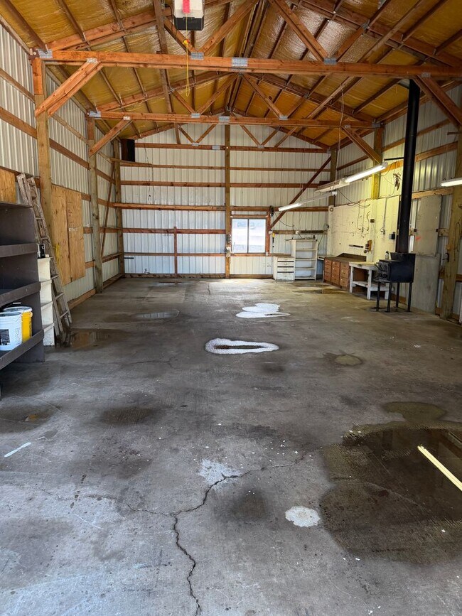 Building Photo - 39601 Santiam Bluffs Rd NE