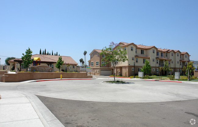 Building Photo - Vista Hermosa Apartments