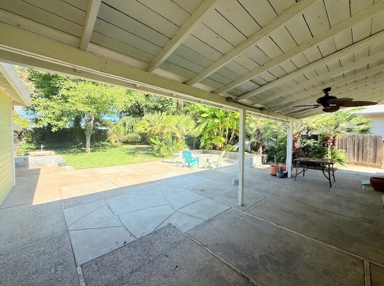Building Photo - 3021 Oleander Ave