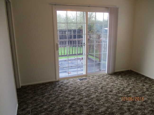 Building Photo - 3 Bed 2 Bath House