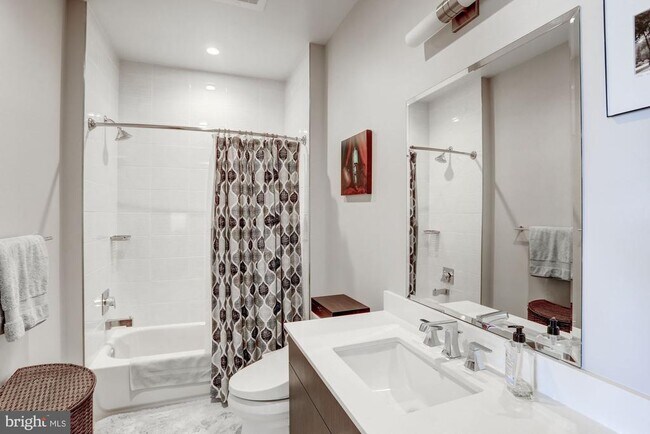 Building Photo - 1350 Maryland Ave NE