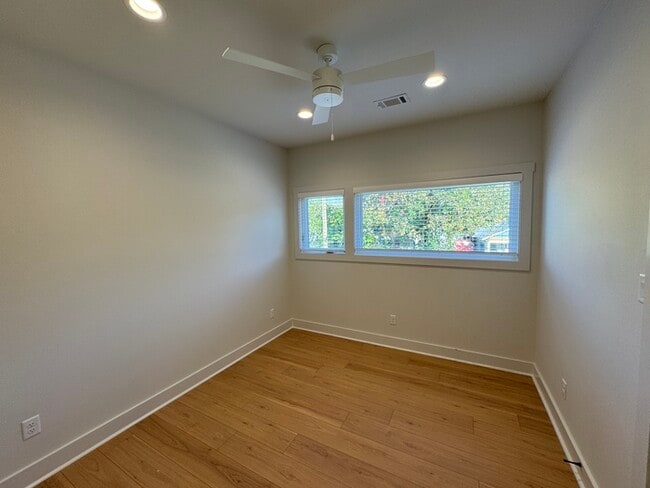 Building Photo - Newer 3 bedroom 2.5 bathroom townhome in H...