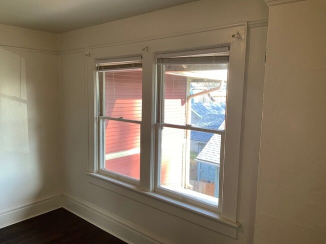 Building Photo - 1 Bedroom, 1 Bath Near Downtown