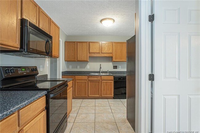 Building Photo - 402 Roundtree Dr