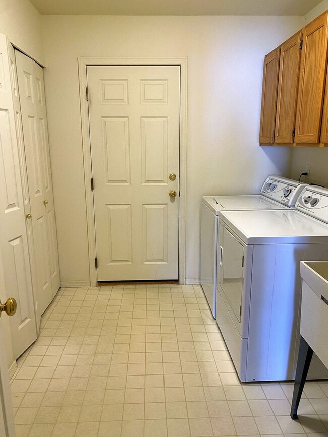 Building Photo - UNIQUE RAMBLER with views in Dockside at Kitsap Lake!