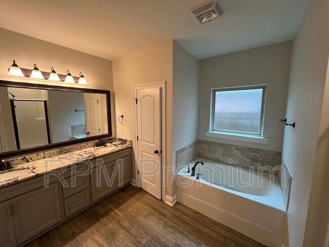 Building Photo - 6212 Lake Edge Dr