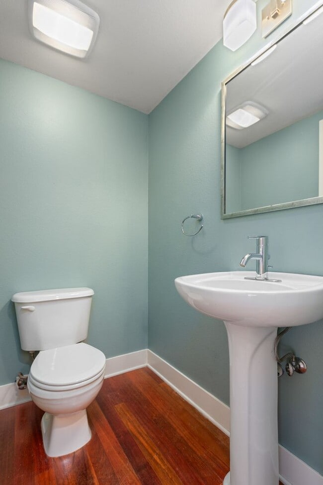 Building Photo - 3Bd/2.5Ba Seattle Townhouse