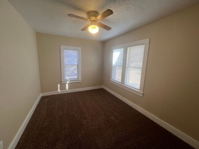 Building Photo - 730 W 17th Ln