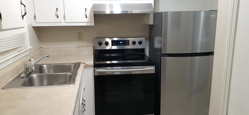 Range - 3024 Spruce Cir