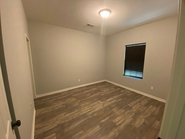 Building Photo - 406 Shady Pk Cv