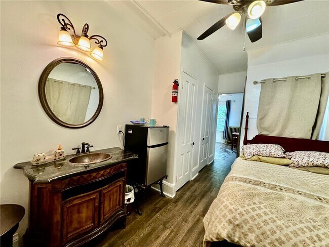 Building Photo - 1464 W Minnehaha Ave