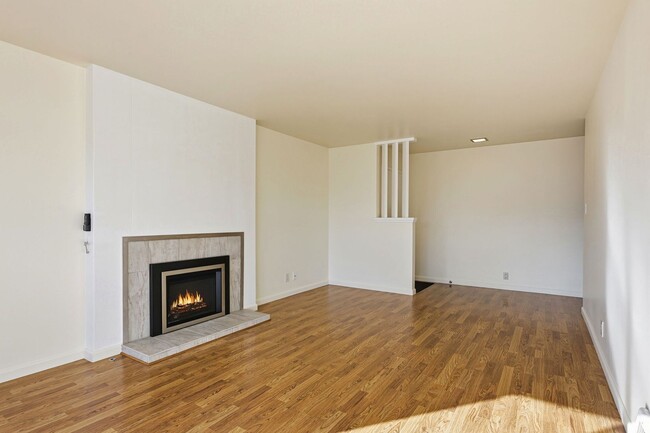 Building Photo - Spacious Three Bedroom Home in Forest Knol...