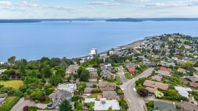 Building Photo - Gorgeous West Seattle Mid-Century Modern w...