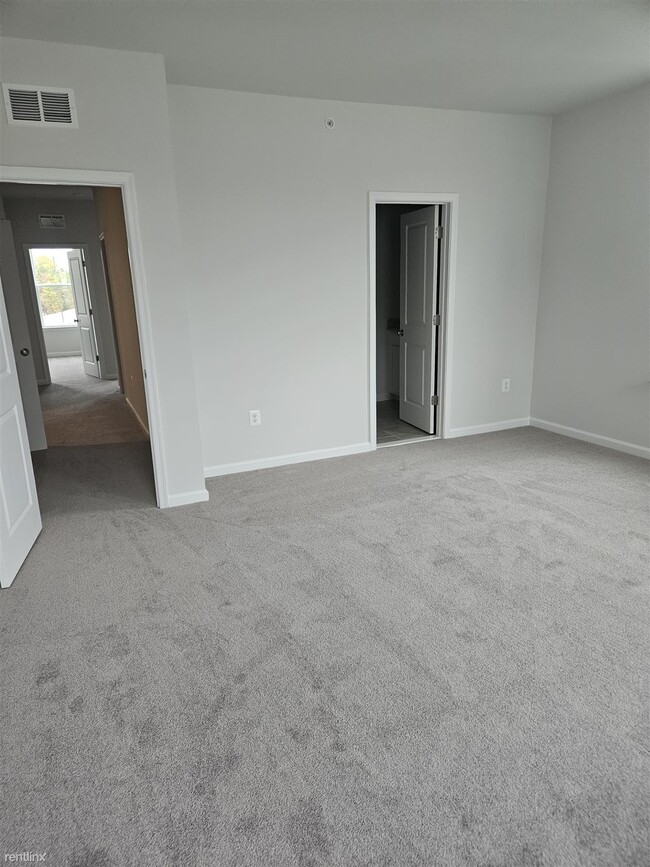 Building Photo - 3 br, 2.5 bath Condo - 807 Birchwood Hill ...