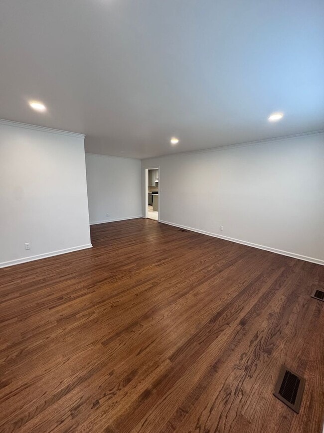 Building Photo - Midtown Charmer 2 Bed 2 Bath! Gorgeous Updates!