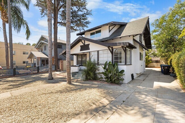 Building Photo - 3 Bedroom, 2 Bathroom apartment in a prime...
