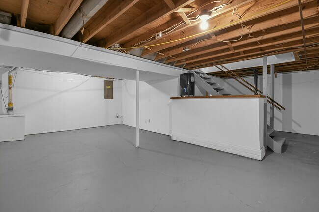 Building Photo - 6590 Bennell Dr
