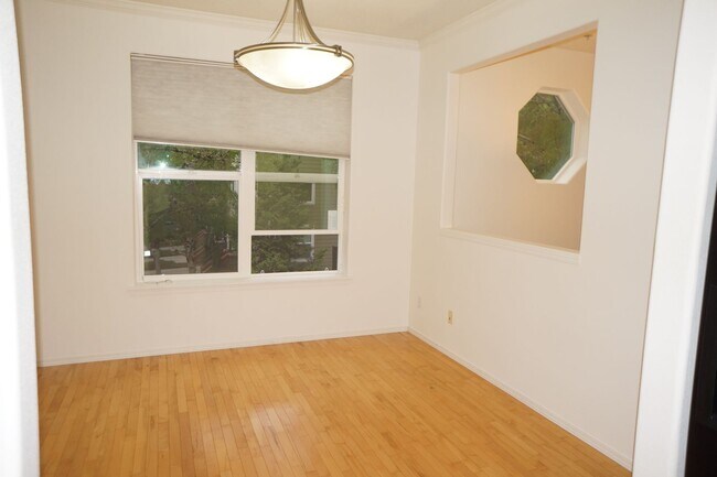 Building Photo - 2738 NW Kennedy Ct