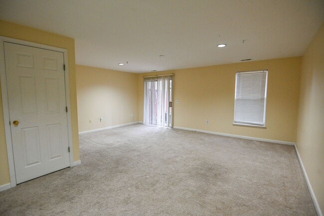 Building Photo - Seven Oaks Townhouse