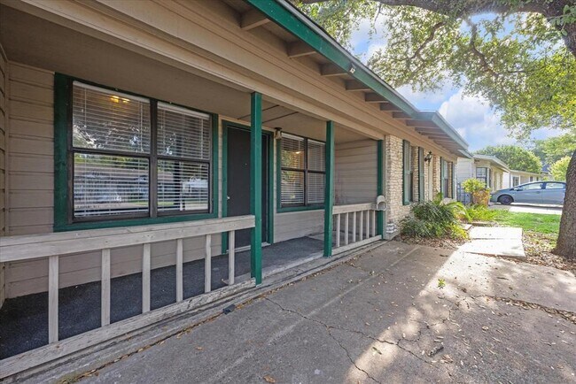 Building Photo - 300 Tilbury Ln