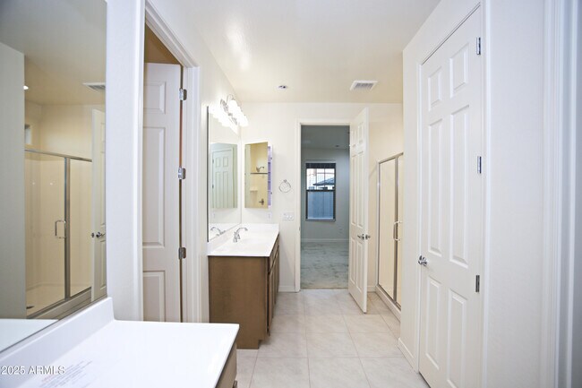 Building Photo - 976 W Finch Dr