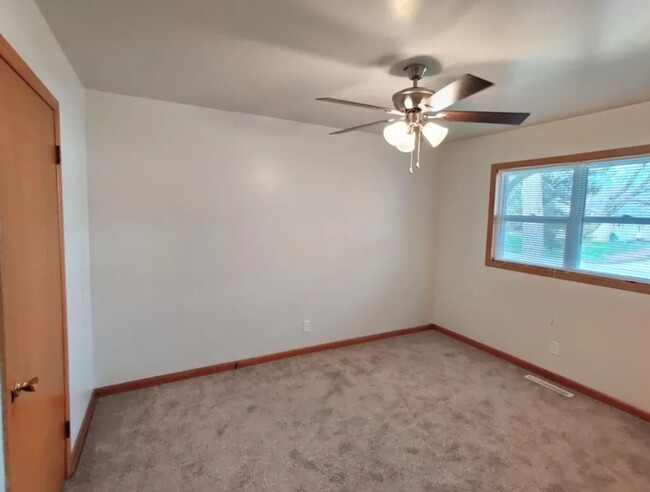 Building Photo - 2 bedroom, 1 bathroom duplex with covered ...