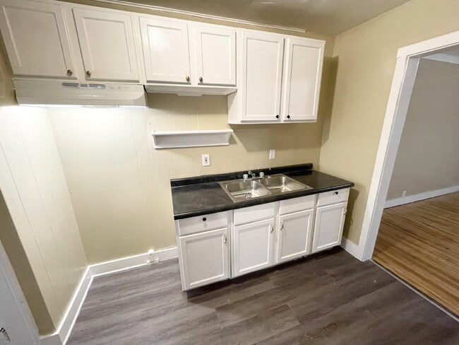 Building Photo - 3 Bedroom conveniently located across the street from Starbucks