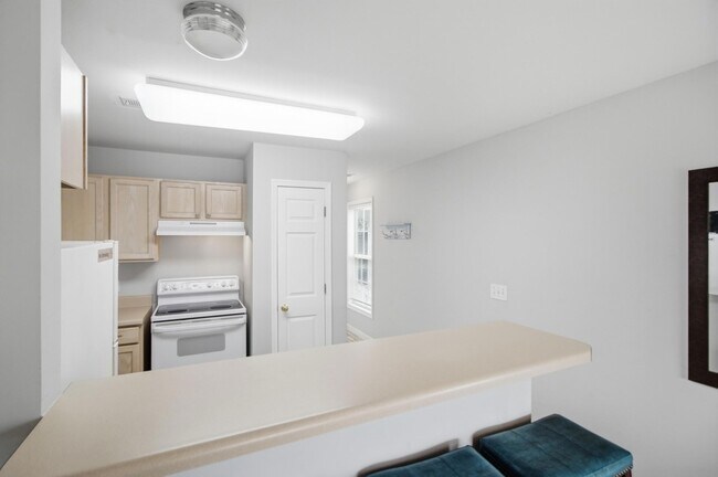 Building Photo - 2262 Folly Rd