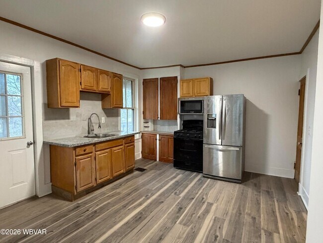 Building Photo - 345 Hastings St