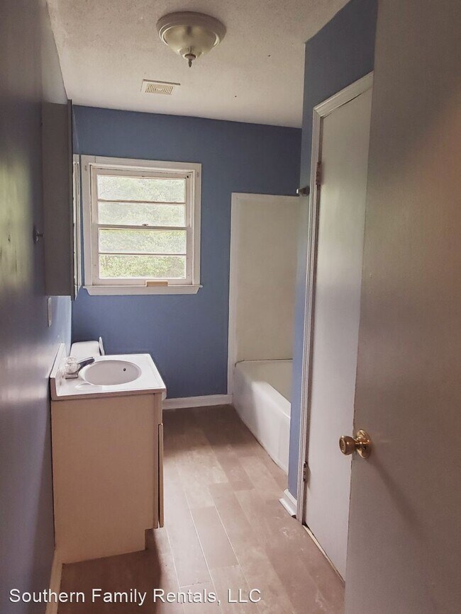 Building Photo - 3 br, 1 bath House - 102 Celia St.